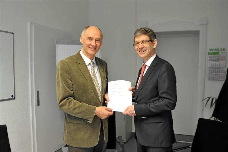 TU trifft Zielvereinbarung jetzt auch mit den Energieforschern Alfons Esderts (re.), TU-Vizepräsident für Forschung und Technologietransfer, und Hans-Peter Beck, Vorstandsvorsitzender des Energie-Forschungszentrums, haben die Zielvereinbarung unterschrieben.