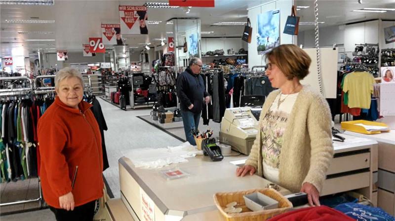„Irgendwann geht alles mal zu Ende“ An der Kasse von Renate Harthun laufen in diesen Tagen auch die Gesprächsfäden zusammen. Viele Kunden bedauern die Schließung des Kaufhauses. Fotos: Böhl