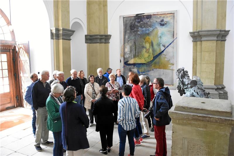 Die Sammlung auf Schloss Derneburg ist ein Muss für Fans moderner Kunst Angekommen: In der Eingangshalle von Schloss Derneburg werden die Kunstreisenden in Empfang genommen und anschließend durch die Neupräsentation der Sammlung der Schlossherren Andrew und Christine Hall geführt. Es gibt viel zu sehen: Eine Gruppenausstellung haben Jonathan Meese, Albert Oehlen und Daniel Richter gemeinsam bestückt und kuratiert. Fotos: Kempfer