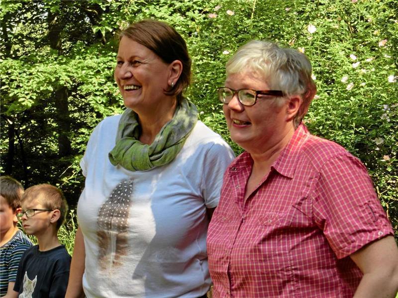 Die Waldis und ihr grüner Kindergarten Besonders freuten sich die Erzieherinnen Birgit-Alker Friehe (l.) und Susanne Oelmann, die die Gruppe seit 20 Jahren betreuen.