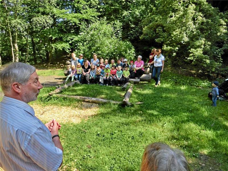 Die Waldis und ihr grüner Kindergarten Bürgermeister Ralf Abrahms, gratulierte der Waldkindergartengruppe, die eine der ersten eines kommunalen Kindergartens überhaupt war. Fotos: Schlegel