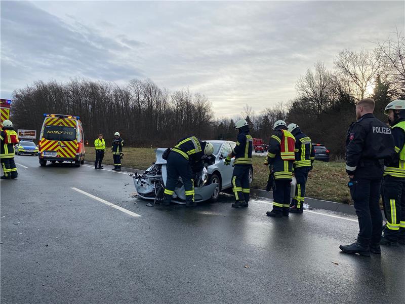 83-Jähriger fährt auf B6 in Leitplanke und wird verletzt Der Fahrer wurde leicht verletzt. Foto: Feuerwehr Goslar