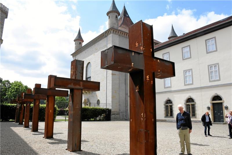 Die Sammlung auf Schloss Derneburg ist ein Muss für Fans moderner Kunst Die Kreuze im Schlossinnenhof sind die Form, die Wachskreuze im Kreuzgang (Foto rechts) des ehemaligen Zisterzienserklosters die Füllung. Schloss Derneburg bietet den Platz für raumgreifende Installationen wie diese.