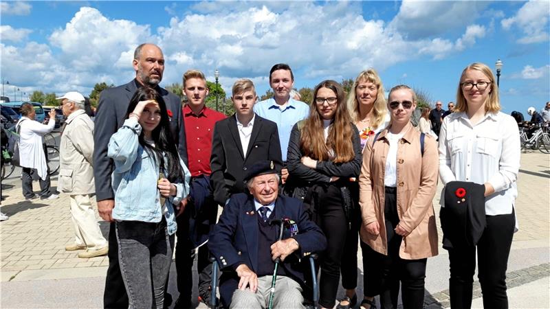 D-Day-Gedenken mit Liebenburger Jugend Die Liebenburger Jugendlichen um Gemeindejugendpfleger Gerold König nehmen an den D-Day-Gedenkfeierlichkeiten teil und treffen Veteranen der Landung in der Normandie. Foto: Privat