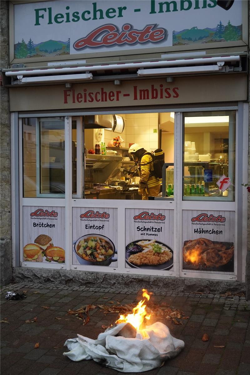 Feuer im Imbiss: Bratkartoffeln gehen in Flammen auf Die brennenden Sachen landen auf der Straße.