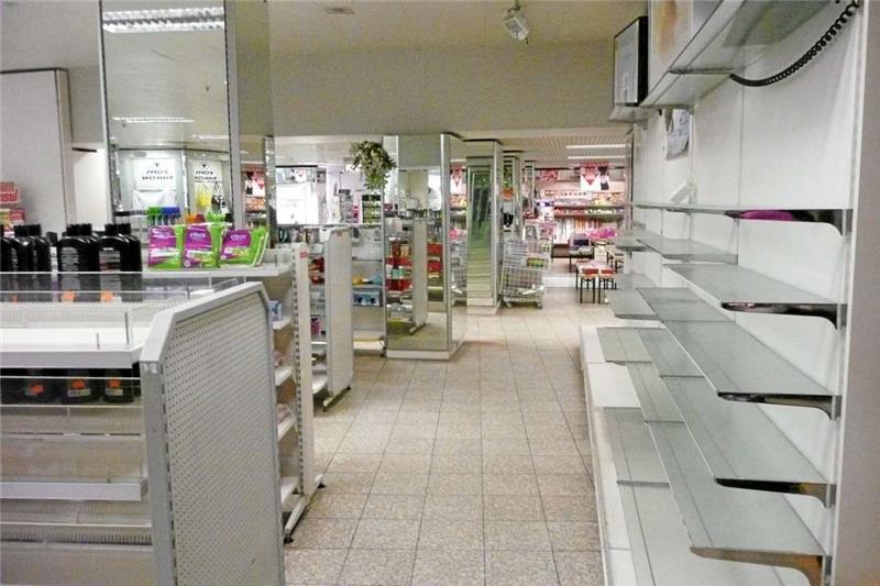 „Irgendwann geht alles mal zu Ende“ Die ersten Regale sind geleert. Nach und nach rücken die Warensortimente zusammen.