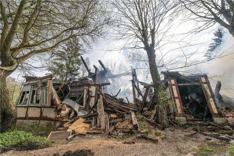 Tatort Wohnhaus - vom Umgang mit belasteten Immobilien Die noch rauchenden Trümmer des ehemaligen Hofes des «Kannibalen von Rotenburg», Armin M. Das historische Fachwerkhaus war aus bislang ungeklärter Ursache in Brand geraten und wurde komplett zerstört.