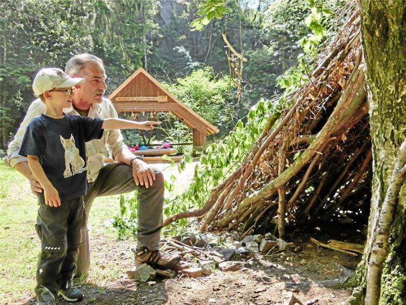 Die Waldis und ihr grüner Kindergarten Echte Waldis – wie der kleine Leonard – sind schlau, sie kennen sich in der Natur aus – und erklärten gestern ihren Besuchern (hier Nationalparkförster Rolf Maßmann) auch gerne den Wald.