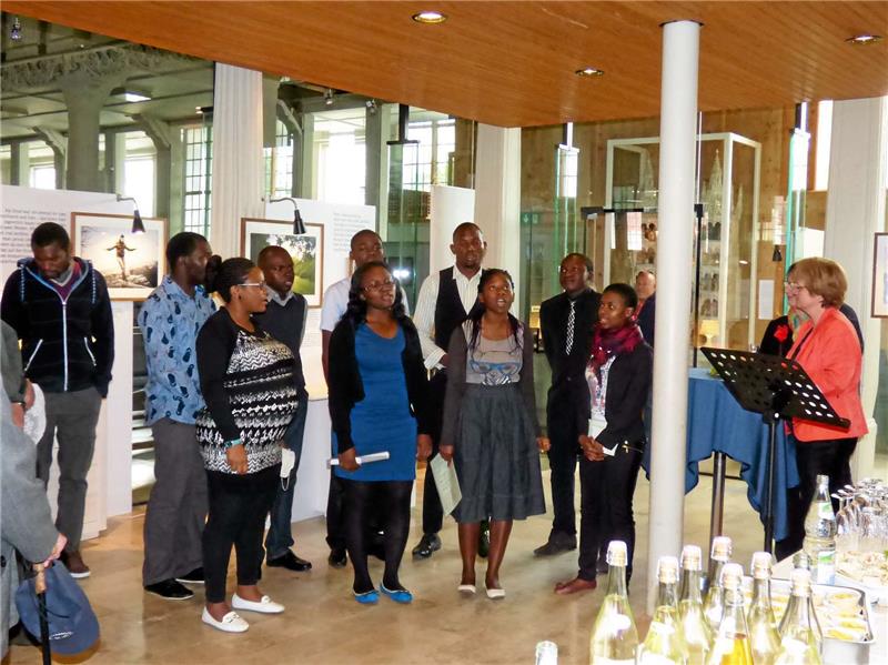 Wanderausstellung „Gesichter des Christentums“ in Clausthal Ein Chor aus kamerunischen Studierenden der TU singt zur Vernissage.