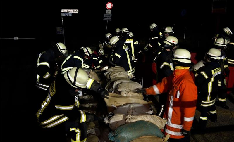 Cuxhaven sichert Deichschart mit Sandsäcken vor Sturmflut Einsatzkräfte der Feuerwehr sichern eine Deichschart mit Sandsäcken.