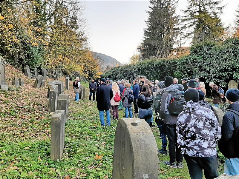 Schüler arbeiten jüdische Geschichte auf Erika Hauff- Cramer berichtet über die Geschichte des jüdischen Friedhofs in Goslar. Anhand der Grabinschriften zeichnet sie die Entwicklung der jüdischen Gemeinde in der Stadt nach.