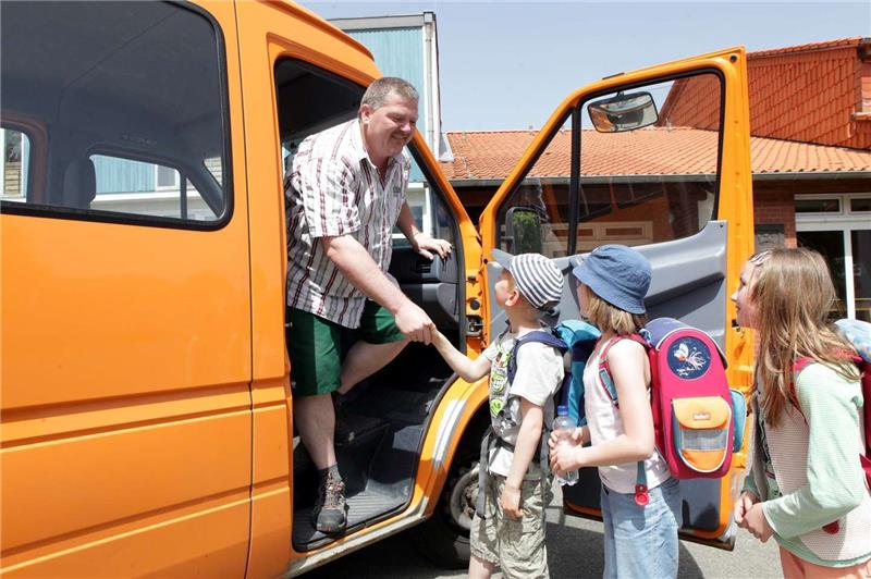Landkreis: Schülerbeförderung mit Hindernissen Freundliche Begrüßung: Der Fahrer dieses Schulbusses bringt die Kinder von Wiedelah nach Immenrode. Foto: Kusian-Müller