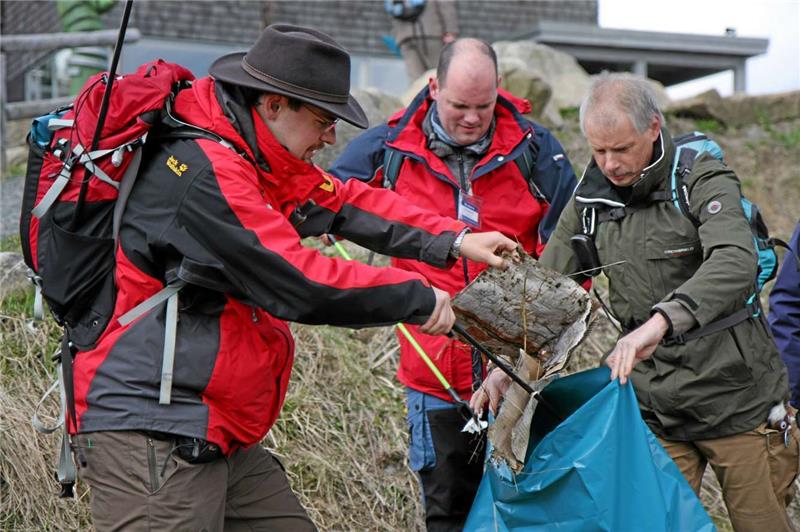 Geocacher helfen: Aufräumen im Nationalpark Harz Hinter dem Nationalpark-Besucherzentrum hat sich viel Müll angesammelt, der restlos entsorgt wird. Fotos: Pagenkemper
