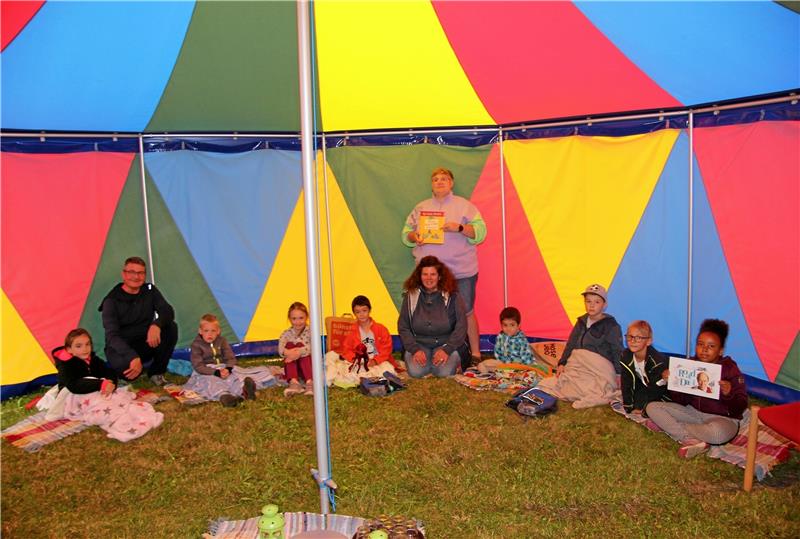 Erzählsommer der Kinderkirche in der St.-Andreas-Gemeinde Langelsheim Jugenddiakon Frank Walter-Klimainsky, Melanie Klotz und Britta Weiland mit den Kindern im Zirkuszelt. Foto: Hohaus