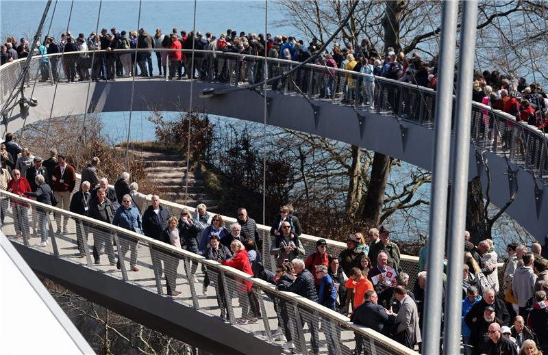 Schwebend über der Erde - Königsweg auf Rügen freigegeben Mit einem Eröffnungsrundgang der Ehrengäste wird der Skywalk über den Kreidefelsen der Ostseeinsel Rügen freigegeben.