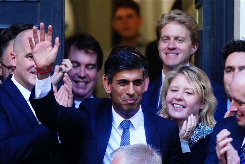 Rishi Sunak wird neuer britischer Premierminister Rishi Sunak zieht in die Downing Street ein.