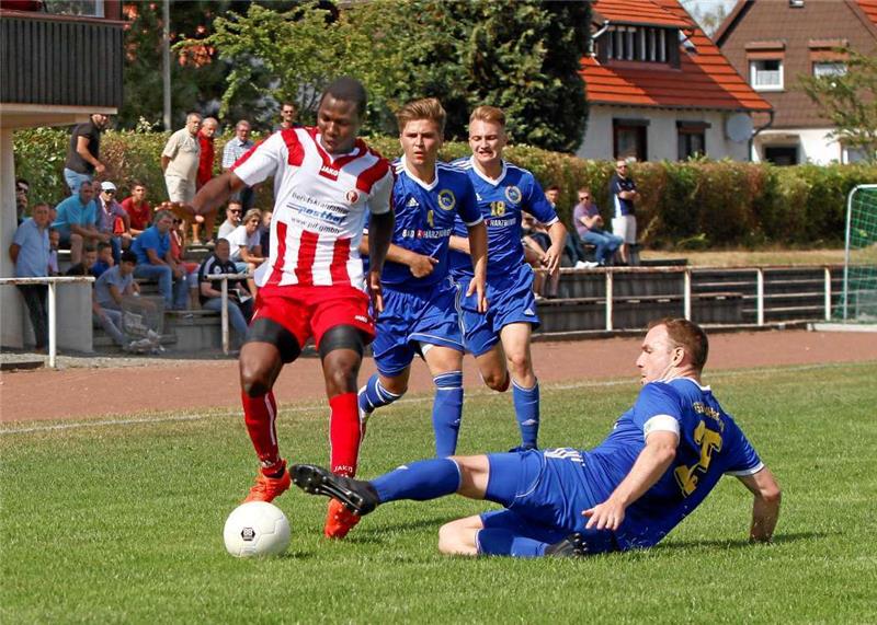 Emekspor Langelsheim fehlen nur Sekunden zur Party Um Emekspors Torschützen Talent Mabidi kümmern sich mit Marc Müller, Brian Bothe und Kay Petermann (v. re.) gleich drei Spieler der TSG Bad Harzburg. Foto: Epping