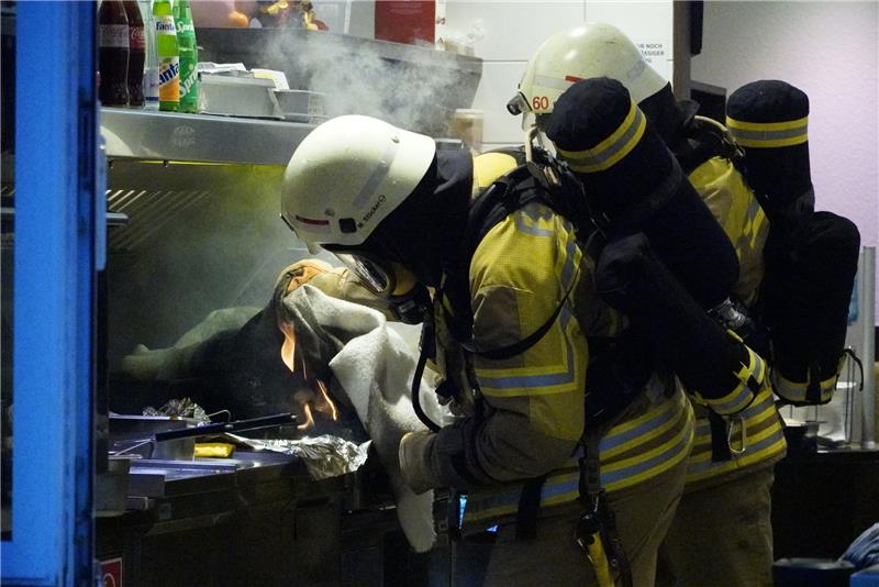 Feuer im Imbiss: Bratkartoffeln gehen in Flammen auf Unter der Löschdecke brennen die Kartoffeln noch immer. Fotos: Schlegel
