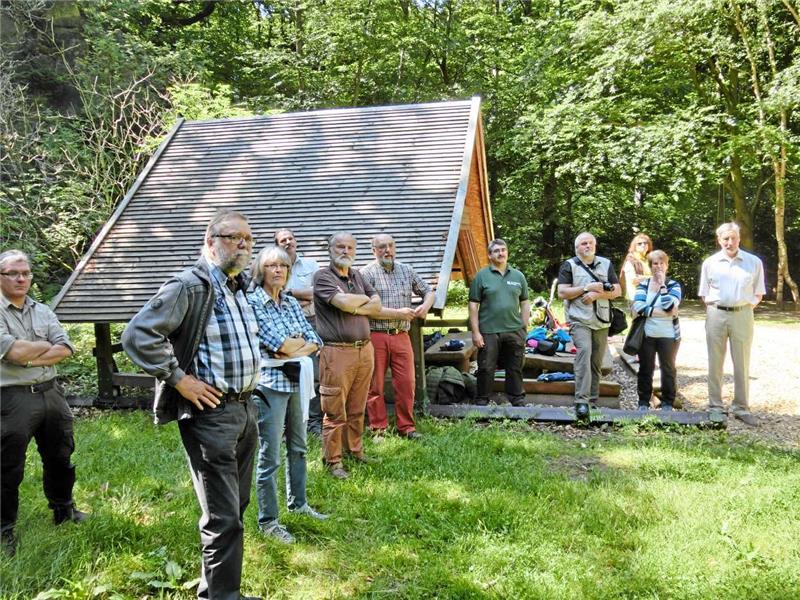 Die Waldis und ihr grüner Kindergarten Viele haben einen Anteil am Gelingen des Waldi-Projektes , besonders aber Wolfdietrich Barkowski (l.), Dr. Wolf-Eberhard Barth (4.v.l.) und Hubert Steinbrich (5.v.l.)