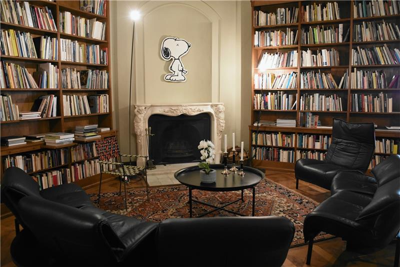 Die Sammlung auf Schloss Derneburg ist ein Muss für Fans moderner Kunst Wer durch die private Bibliothek schlendert, dem zaubert der Snoopy überm Kamin ein Lächeln ins Gesicht.