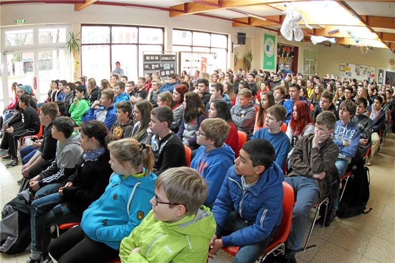 Auch virtuelle Gewalt tut richtig weh <p>150 Jugendliche der Deilich-Oberschule sahen gestern das Theaterstück „Fake“. Bis März wird es noch im gesamten Landkreis gezeigt. Fotos: Schlegel</p>