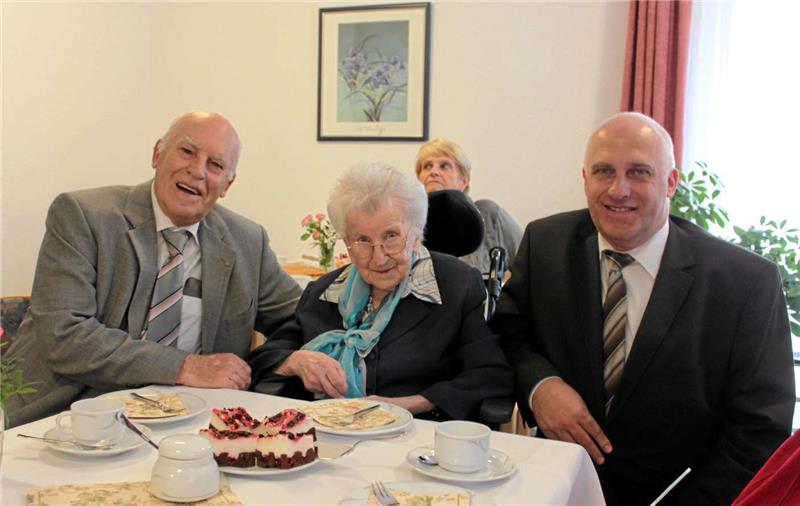 Helene Wentzel feierte ihren 110. Geburtstag <p>Helene Wentzel mit Überraschungsgast Heinz Langkabel (links) aus Bochum. Er war als Student ihr erster Zimmermieter. Foto: Böttcher</p>