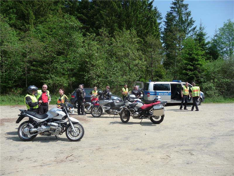 Trotz Kontrollen: Viele schwere Kradunfälle <p>Trotz massiver Kontrollen und von der Polizei als positiv eingeschätzer Gespräche kam es am Wochenende wieder zu einer Vielzahl schwerer und schwerster Motorradunfälle. Fotos: Polizei</p>