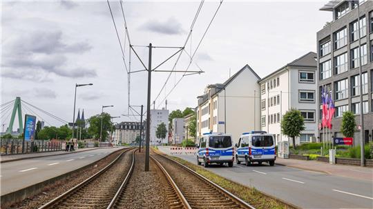  20.000 Menschen mussten ihre Wohnungen verlassen, Straßen wurden gesperrt, auch der Bahnverkehr über den Rhein kam zum Erliegen.