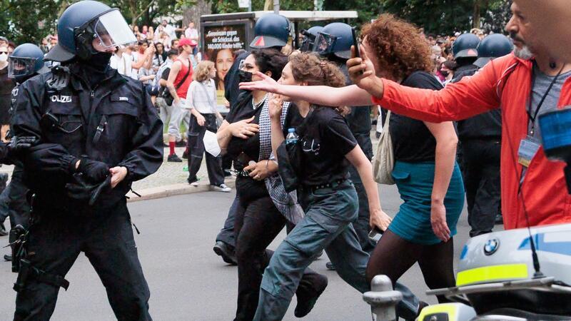  Am Samstagnachmittag schätzte die Polizei die Zahl der Teilnehmer auf 4.700. 