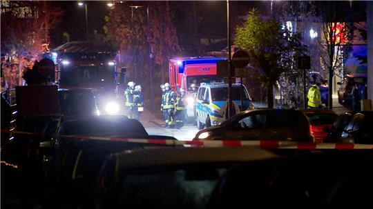  Am frühen Samstagmorgen rückten Einsatzkräfte wegen eines Messerangriffs aus - ein 20-Jähriger soll eine Mutter und vier Kinder attackiert haben. 