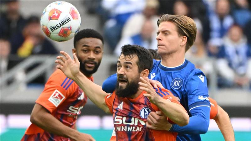 Schalke kassiert Niederlage in der Nachspielzeit beim KSC Amin Younes kam zum ersten Punktspieleinsatz der Saison.