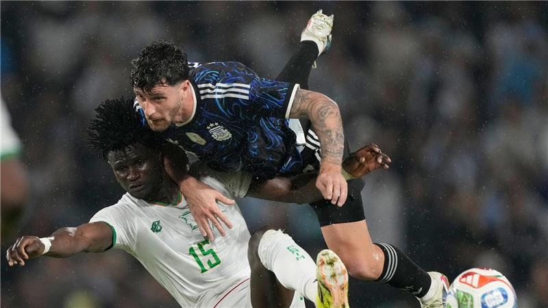  Argentiniens Marcos Senesi (r) und mauretaniens Pape Ndiaga Yade kämpfen um den Ball.
