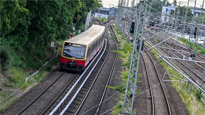 Nach Sturm-Chaos: Bahn-Verkehr in Berlin beruhigt sich Auf fast allen Linien gebe es derzeit Verspätungen und Ausfälle, teilt die S-Bahn mit.