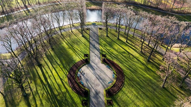 Zum Jubiläum sollen Zitruspflanzen und Aprikosen wachsen Bäume im Großen Garten der Herrenhäuser Gärten werfen Schatten.