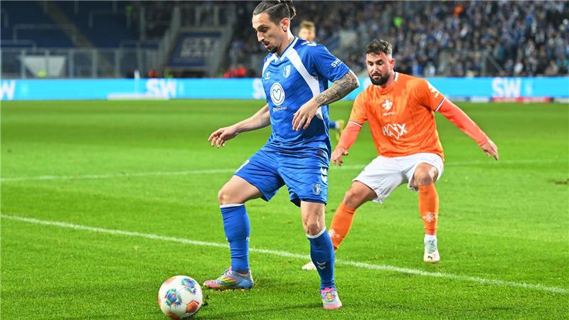  Baris Atik (l, 1. FC Magdeburg) dribbelt gegen Marco Richter (SV Darmstadt 98).