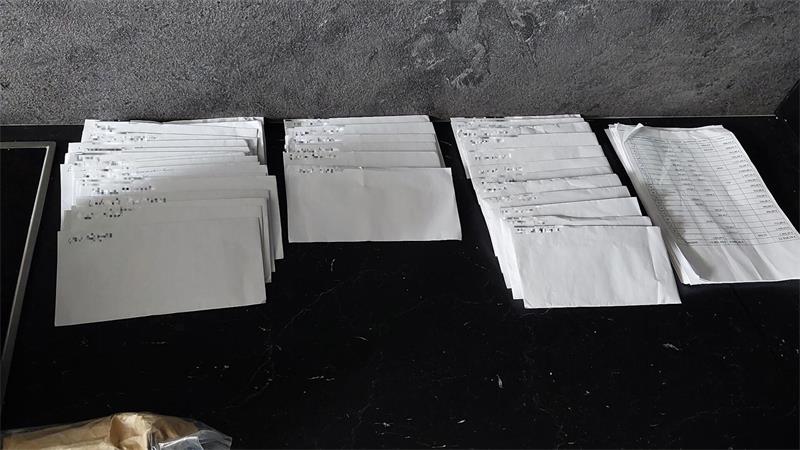  Bei Durchsuchungen fanden Fahnder Geldscheine in Briefumschlägen einsortiert - bereit zur Auszahlung an die Arbeitnehmerinnen und Arbeitnehmer. (Handout) 