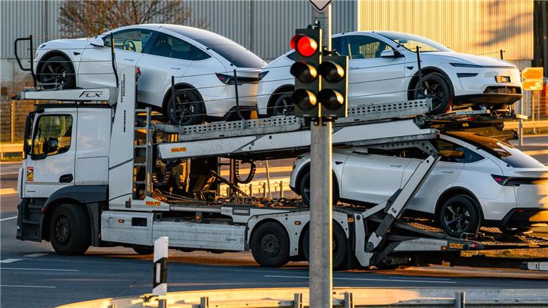 Bei den Auslieferungszahlen dürfte der Umstieg auf eine erneuerte Generation des Bestsellers Model Y ein Faktor sein. 