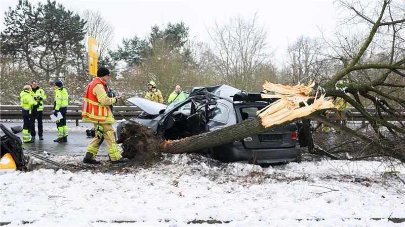  Bei winterlichen Wetterverhältnissen hat es einen tödlichen Unfall in Hannover gegeben. 