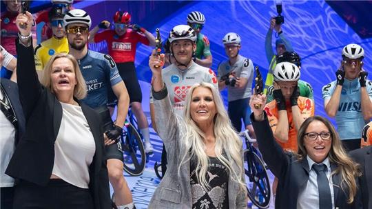  Bundesinnenministerin, Natalie Horler, Sängerin der Band Cascada, und Yvonne Dommaschke, ehrenamtliche Feuerwehrfrau aus dem Bremer Umland eröffnen das Bremer Sechstagerennen.