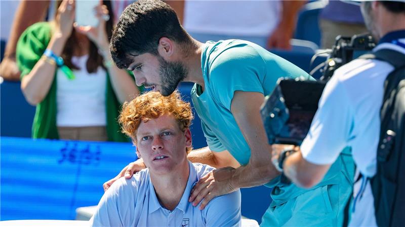 Erschöpfter Sinner gibt auf: Alcaraz gewinnt in Cincinnati Carlos Alcaraz (r) tröstet Jannik Sinner nach der Aufgabe.