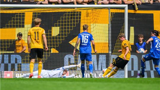  Christoph Daferner (Dynamo Dresden, 2.v.r.) erzielt das Tor zum 1:1.