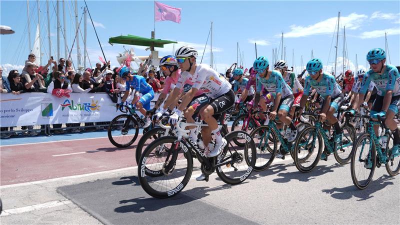 Giro: Plapp holt Etappensieg - Roglic verliert Rosa Trikot Das Fahrerfeld wartet auf den Start.