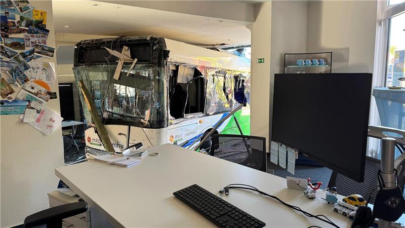  Der Bus war laut Polizei bis auf den Fahrer unbesetzt. 