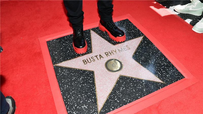 Busta Rhymes mit Hollywood-Stern gefeiert Der Hip-Hop-Star enthüllt auf dem „Walk of Fame“ den 2.818. Stern.