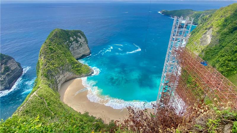  Der Kelingking Beach mit dem T-Rex-Felsen ist ein weltbekanntes Fotomotiv - aber der halbfertige Bau des Glasaufzugs verschandelt den Ausblick. Nun soll er wieder abgerissen werden.