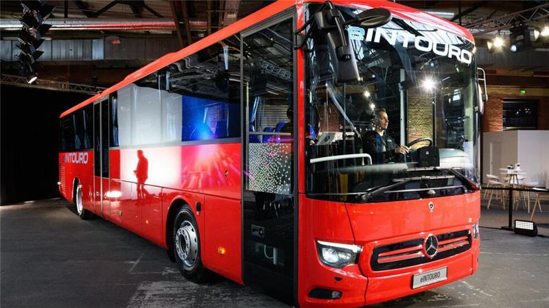 Daimler Truck elektrifiziert Überlandbus Der „Mercedes-Benz eIntouro“ soll ab 2026 an Kunden ausgeliefert werden.