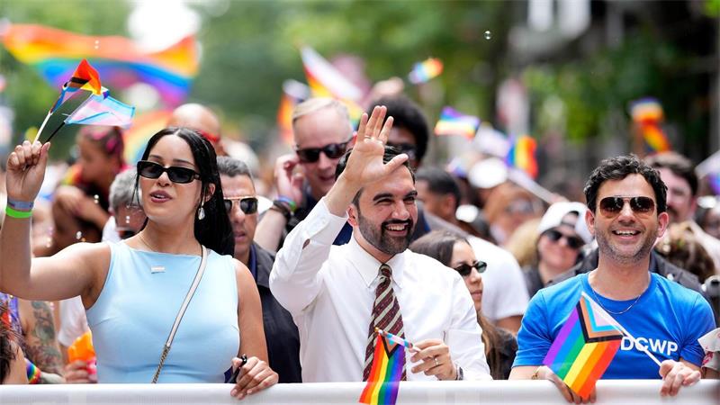Zehntausende bei Pride-Paraden in New York und San Francisco Der New Yorker Bürgermeister Zohran Mamdani schwenkt eine Regenbogenfahne.