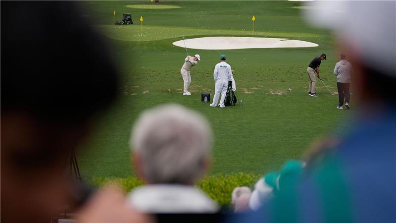  Der Nordirländer Rory McIlroy wärmt sich vor dem Masters-Golfturnier auf.