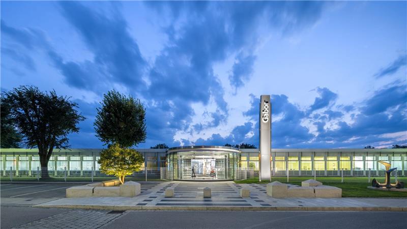  Der in Rosenheim ansässige Schuhhersteller ist vor allem für seine Damenschuhe bekannt. 