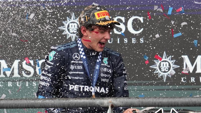  Der italienische Mercedes-Fahrer Andrea Kimi Antonelli feiert seinen Sieg beim Großen Preis der USA.